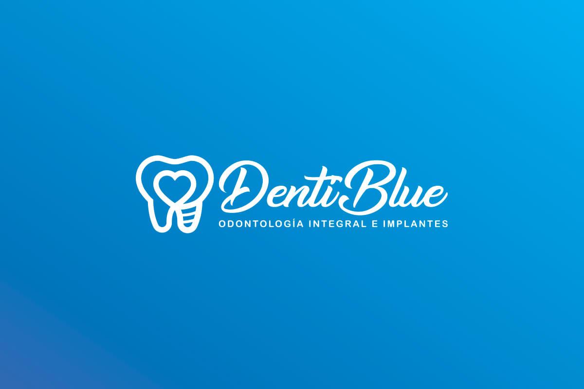 Logotipo de DentiBlue en versión negativa blanca sobre fondo azul celeste