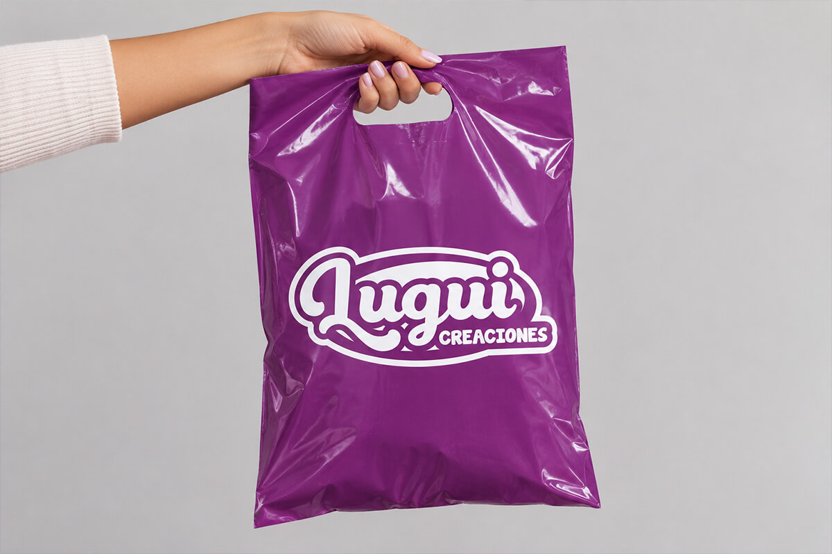 Logotipo de Lugui Creaciones aplicado en color blanco sobre una bolsa morada